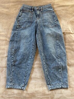 RUTI…Light Wash High-Rise Tapered Jeans